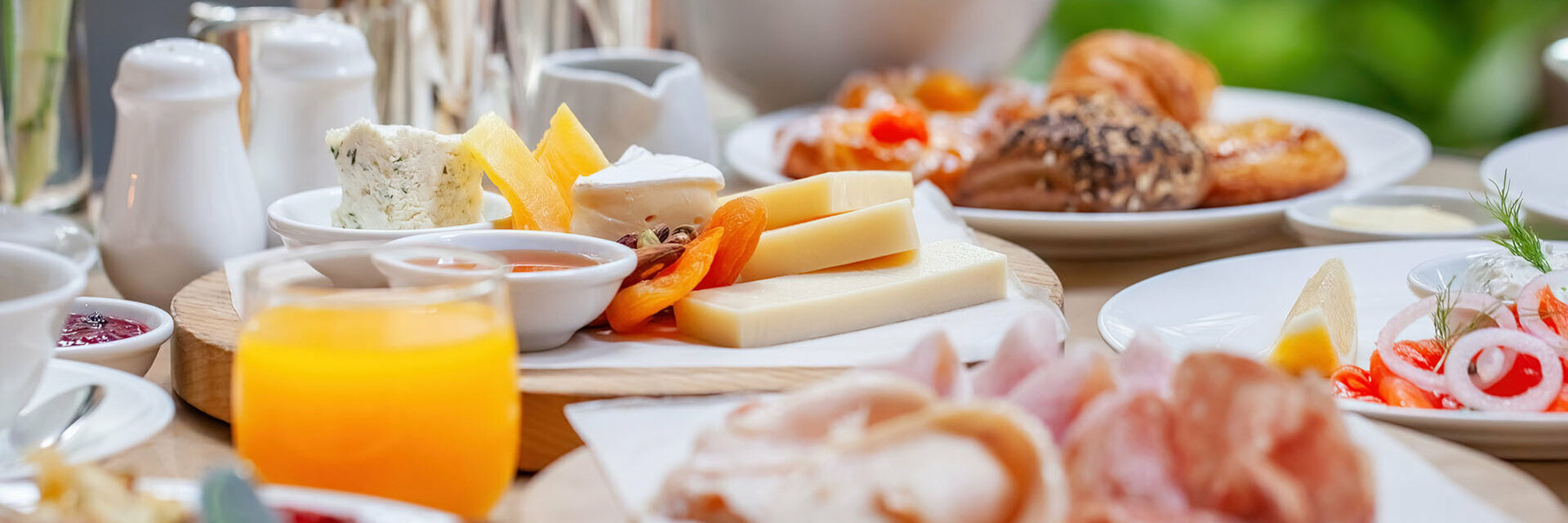 Osterbrunch im ATLANTIC Hotel Airport Bremen Osterbrunch mit frischen Säften im Restaurant BLIXX im ATLANTIC Hotel Airport Bremen