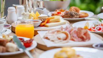 Osterbrunch im ATLANTIC Hotel Airport Bremen Osterbrunch mit frischen Säften im Restaurant BLIXX im ATLANTIC Hotel Airport Bremen