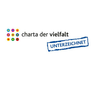 Logo der "Charta der Vielfalt" mit bunten Punkten und blauem Stempel "Unterzeichnet".