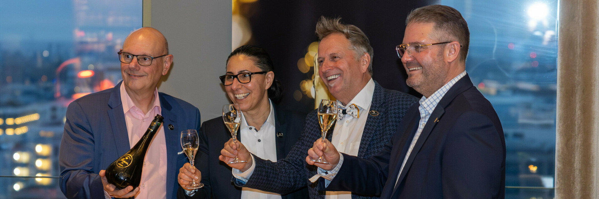 Champagner Festival im ATLANTIC Hotel Heidelberg 4 Personen trinken Champagner mit Blick auf Heidelberg im 15 High