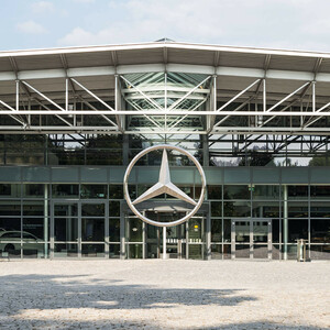 Restaurant Gottlieb Bremen im Mercedes Kundencenter Bremen Moderne Glasfassade mit großem, silbernem Mercedes-Stern über dem Eingang.
