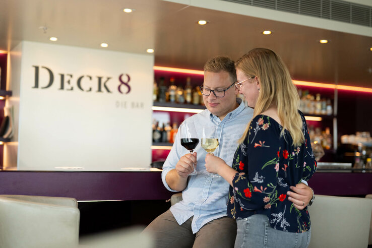 ATLANTIC Hotel Kiel Deck 8 Ein Pärchen genießt Drink in der Deck 8 Bar Kiel