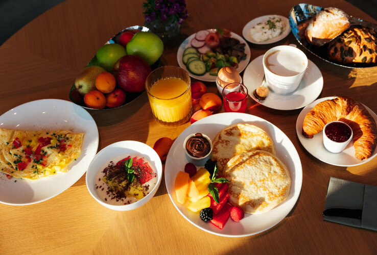 Vielfältiges Frühstücksbuffet mit Obst, Gebäck, Pancakes, Aufschnitt und Getränken im ATLANTIC Hotel Heidelberg.