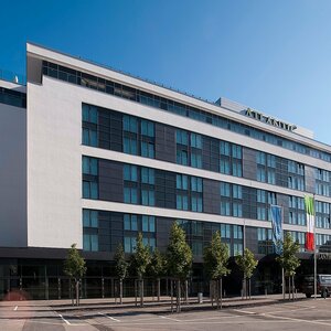 Moderne Hotelfassade vom ATLANTIC Congress Hotel in Essen mit viel Glas.