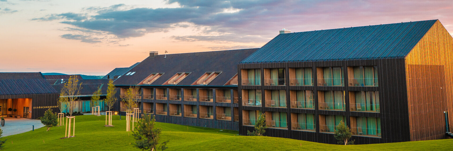 Ansicht des Hotels bei Sonnenuntergang