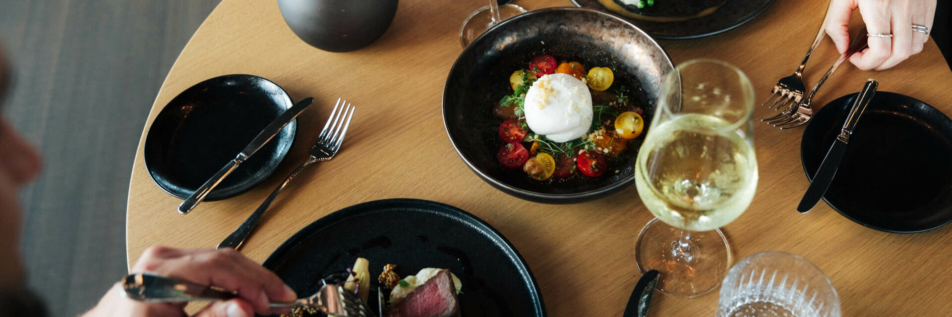 ATLANTIC Hotel Heidelberg Culinary Heights ATLANTIC Hotel Heidelberg gedeckter Tisch mit Wein