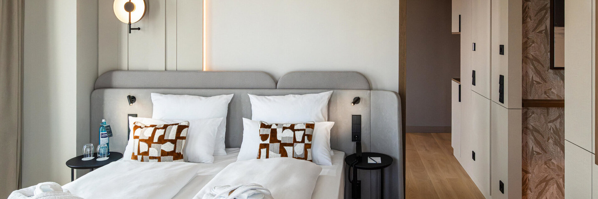 Bequemes Doppelbett in der Skyline Suite.