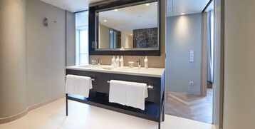 Sink Grand Suite at the Atlantic Grand Hotel Bremen Modern hotel bathroom with large mirror, double washbasin, towels and care products at the ATLANTIC Grand Hotel Bremen.