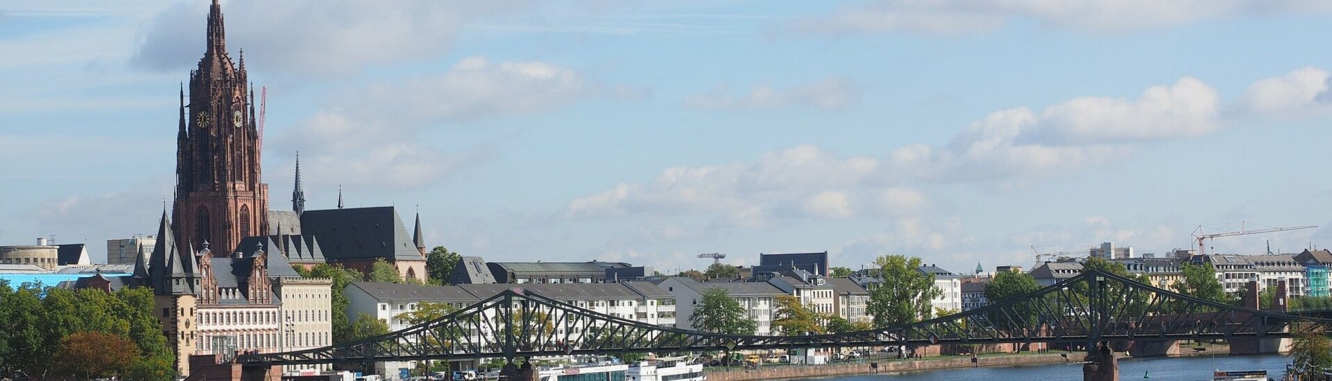 Kaiserdom Sankt Bartholomäus | ATLANTIC Hotel Frankfurt Blick über den Main mit dem Kaiserdom Sankt Bartholomäus | ATLANTIC Hotel Frankfurt