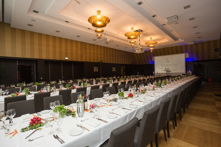 ATLANTIC Grand Hotel Bremen - Diversity Tafel Eleganter Bankettsaal mit langen, festlich gedeckten Tafeln, dekoriert mit Blumen und Gläsern.