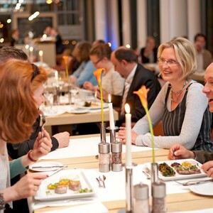 Gäste im Restaurant PIER 16 des ATLANTIC Hotel Kiel Gäste genießen ein Abendessen im stilvollen Restaurant des ATLANTIC Hotel Kiel.