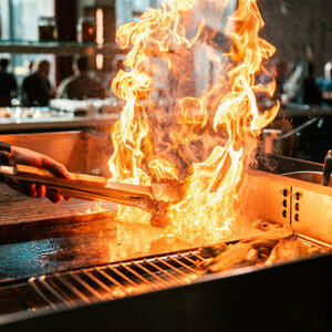 ATLANTIC Hotel Münster Grillroom Flammen auf dem Grill im ATLANTIC Grillroom Münster