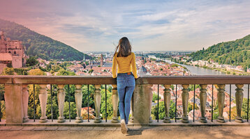 ATLANTIC Hotels Freizeitbroschüre Eine Frau steht an einem Aussichtspunkt mit Blick über Heidelberg