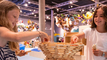 Special exhibition Wolkenkuckucksheim in the Universum | ATLANTIC Hotel Universum Two girls building with wooden blocks at the ATLANTIC Hotel Universum Bremen.