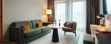 Blick auf die Sitzecke mit Sofa im Wohnbereich