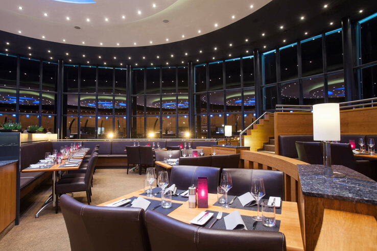 Restaurant BLIXX at the ATLANTIC Hotel Airport Modern restaurant in the ATLANTIC Hotel Airport Bremen, stylishly laid tables, large window front, subtle lighting.