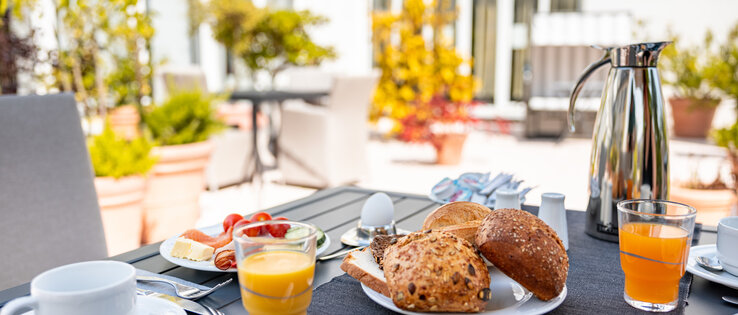 Frühstück im ATLANTIC Hotel Vegesack auf der Sommerterrasse Frühstück im ATLANTIC Hotel Vegesack auf der Sommerterrasse