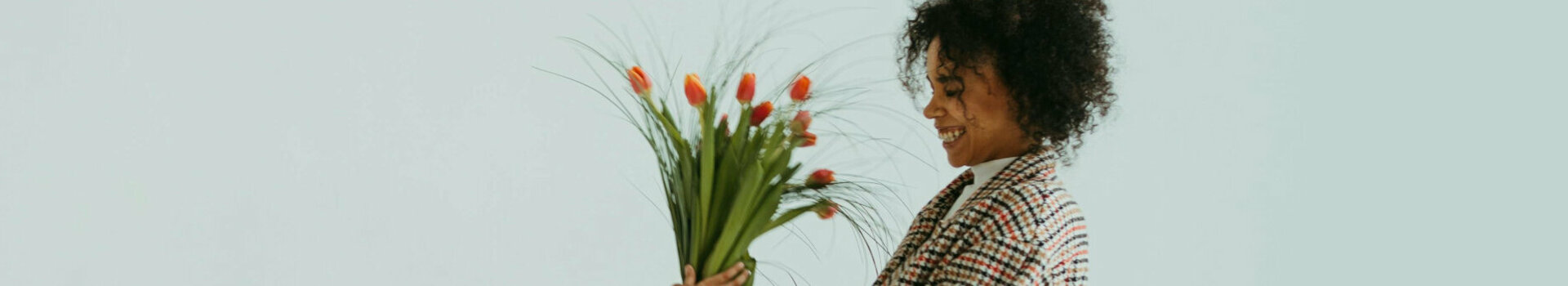 Muttertag bei den ATLANTIC Hotels Kind schenkt Mutter Blumen