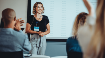 Tagen im ATLANTIC Grand Hotel Bremen Einer Tagungssprecherin wird applaudiert im Tagungsraum