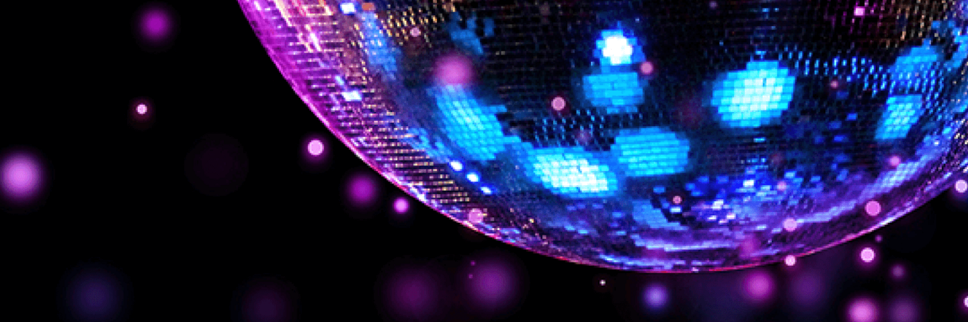 Aktion Disco Dance im ATLANTIC Hotel Münster Disco-Kugel und Text "Willkommen zur Friday Night Disco Dance" im ATLANTIC Hotel Münster, bunte Lichter auf schwarzem Hintergrund.