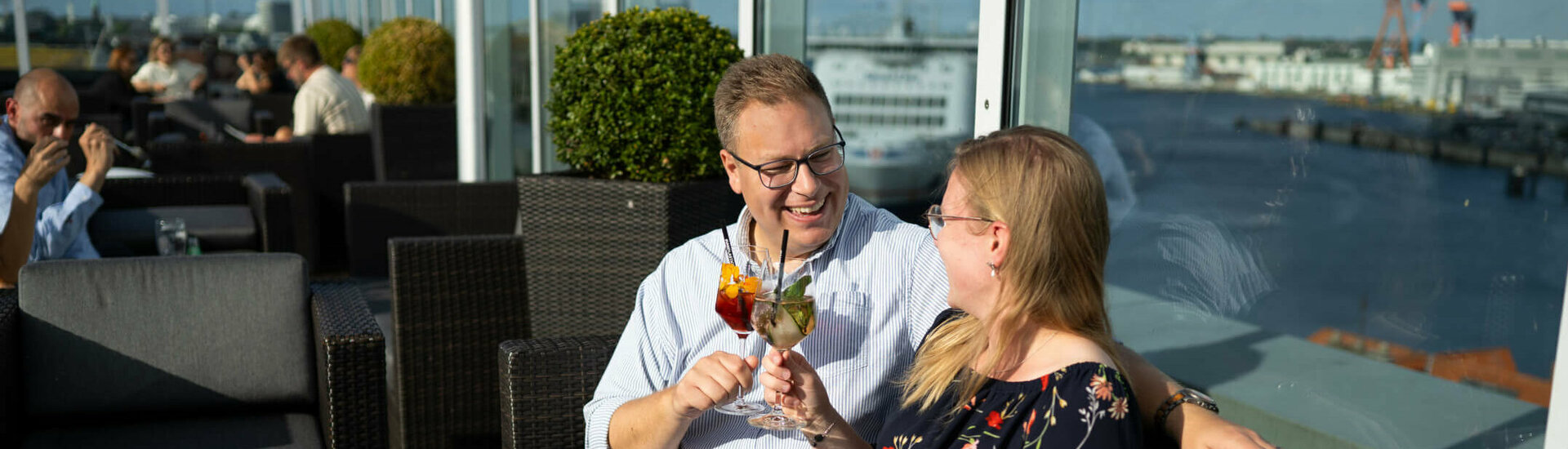 ATLANTIC Hotel Kiel Deck 8 Bar Toast in the sun on the roof terrace of Bar Deck 8